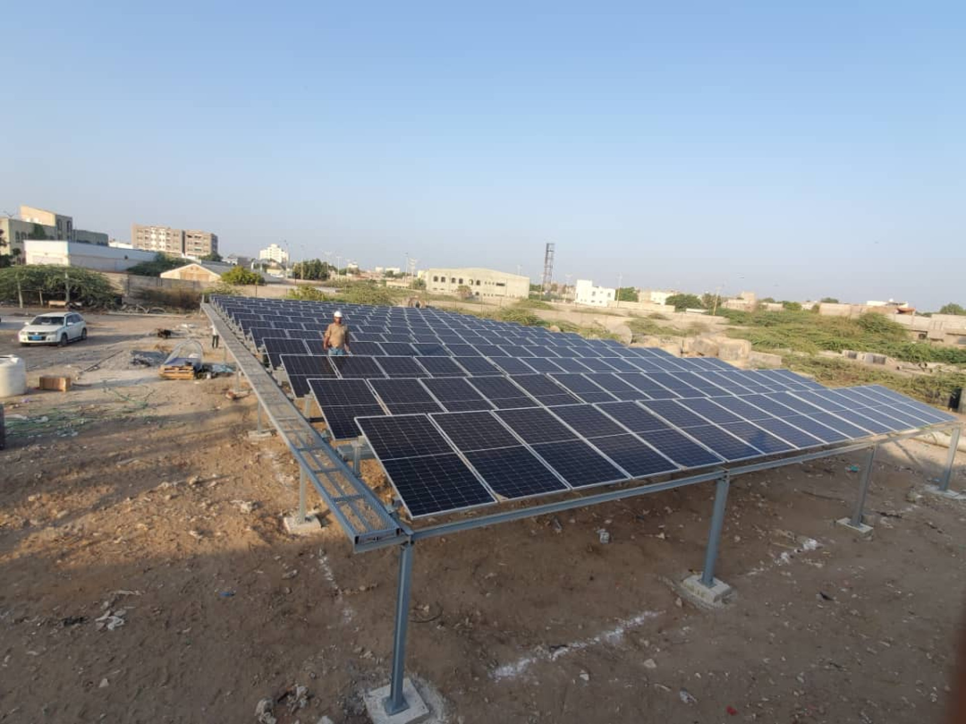 💧 مصدر الهندسة تنفذ مشروع محطة تحلية مياه تعمل بالطاقة الشمسية في الحديدة بقدرة 100 كيلو وات