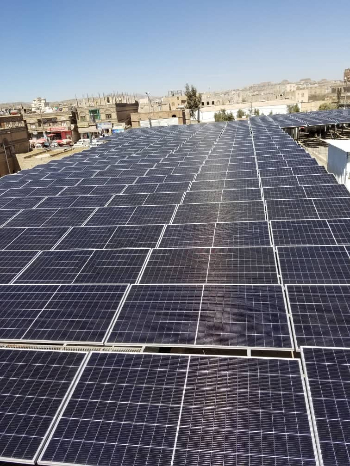⚡ مصدر الهندسة للطاقة المتجددة تُنجز مشروع نظام هجين يعمل بالديزل والطاقة الشمسية بقدرة 320 كيلو وات في صنعاء