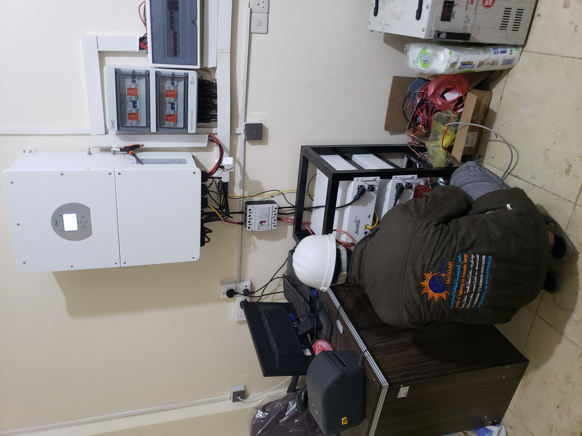 نجاح جديد لمصدر الهندسة: تنفيذ مشروع طاقة شمسية متكامل ببطاريات 30 كيلووات