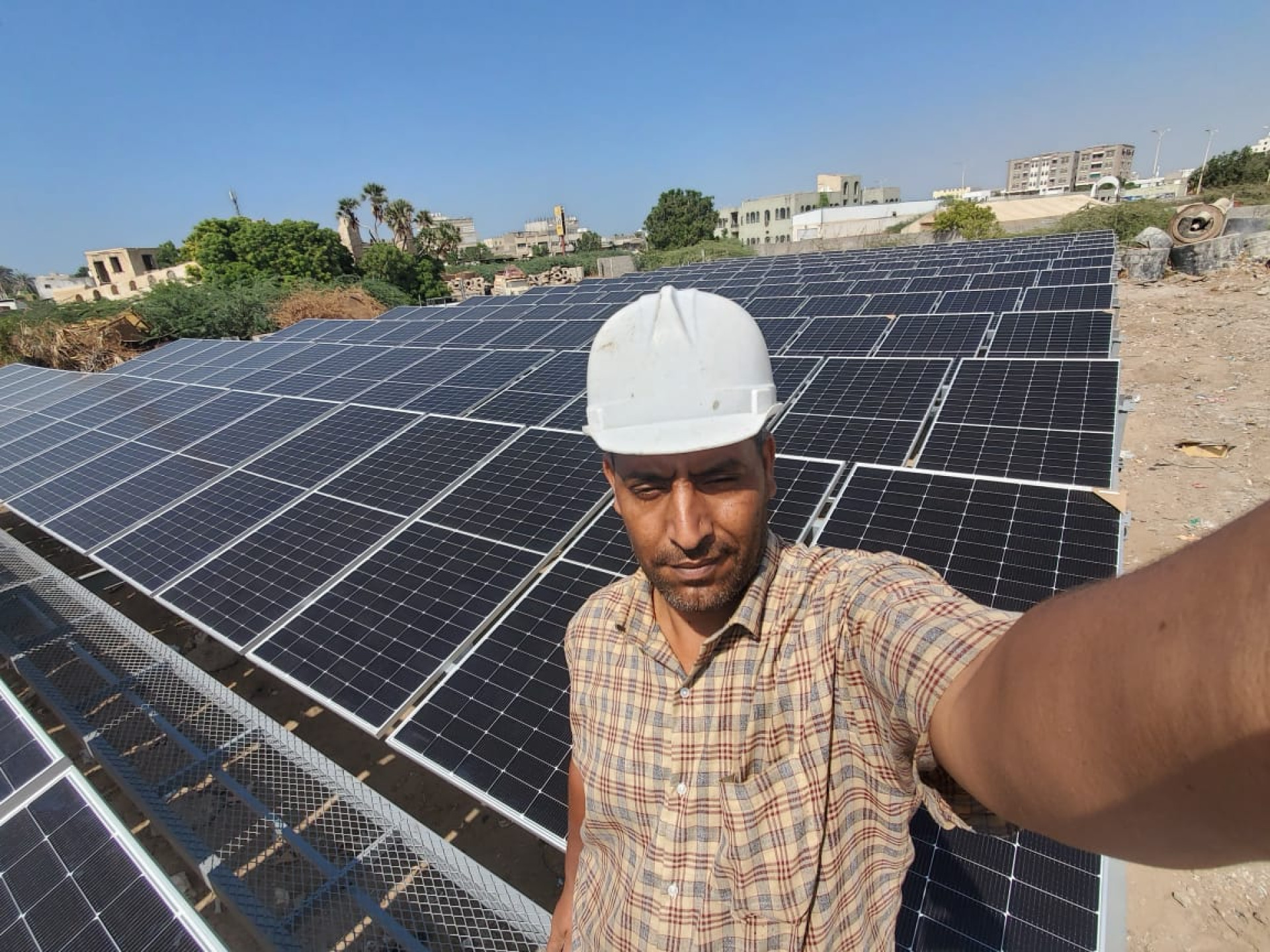 توريد وتركيب وتشغيل نظام طاقة شمسية لتشغيل محطة تحلية مياه تابعة للمؤسسة العامة للمياه بقدرة 100 كيلو وات وإنتاجية 30 ألف لتر الحديدة اليمن