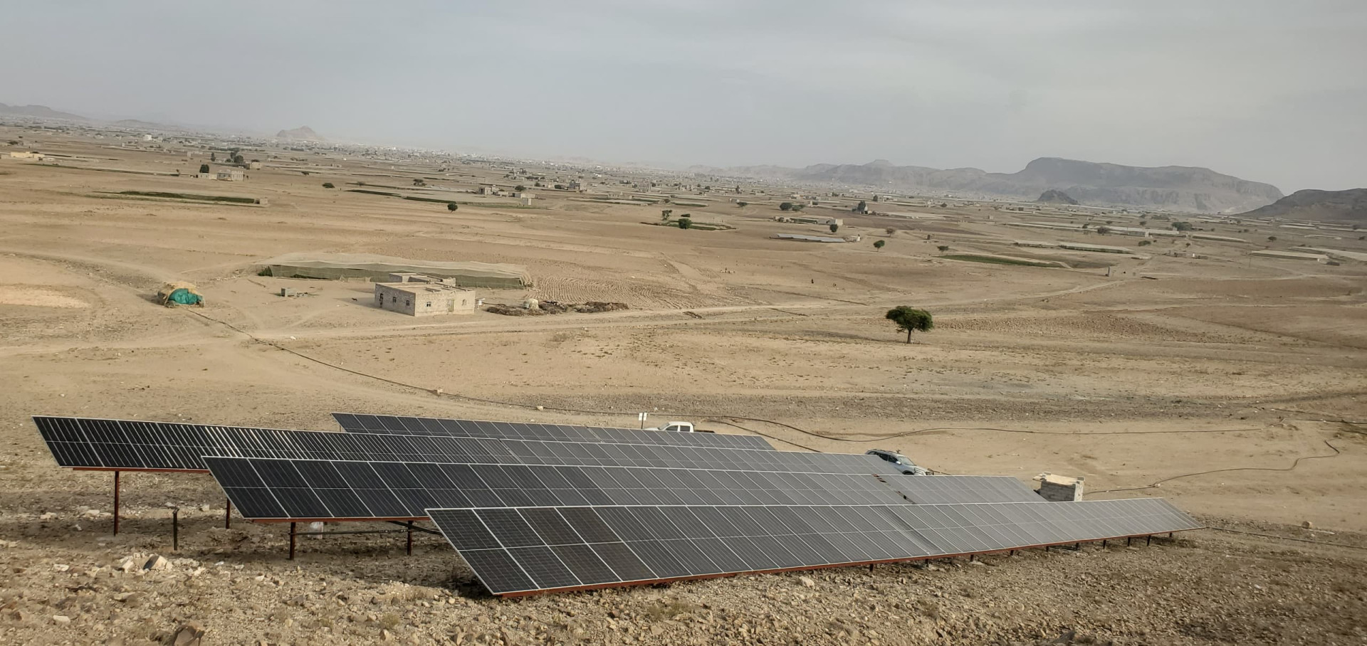منظومة ضح 100KW مكونه من 157 لوح بقدرة 635W لكل لوح ومحرك بقدرة 75KW ومضخة 63W عمق البير 550M مديرية جهران - قرية الكولة - ذمار - اليمن
