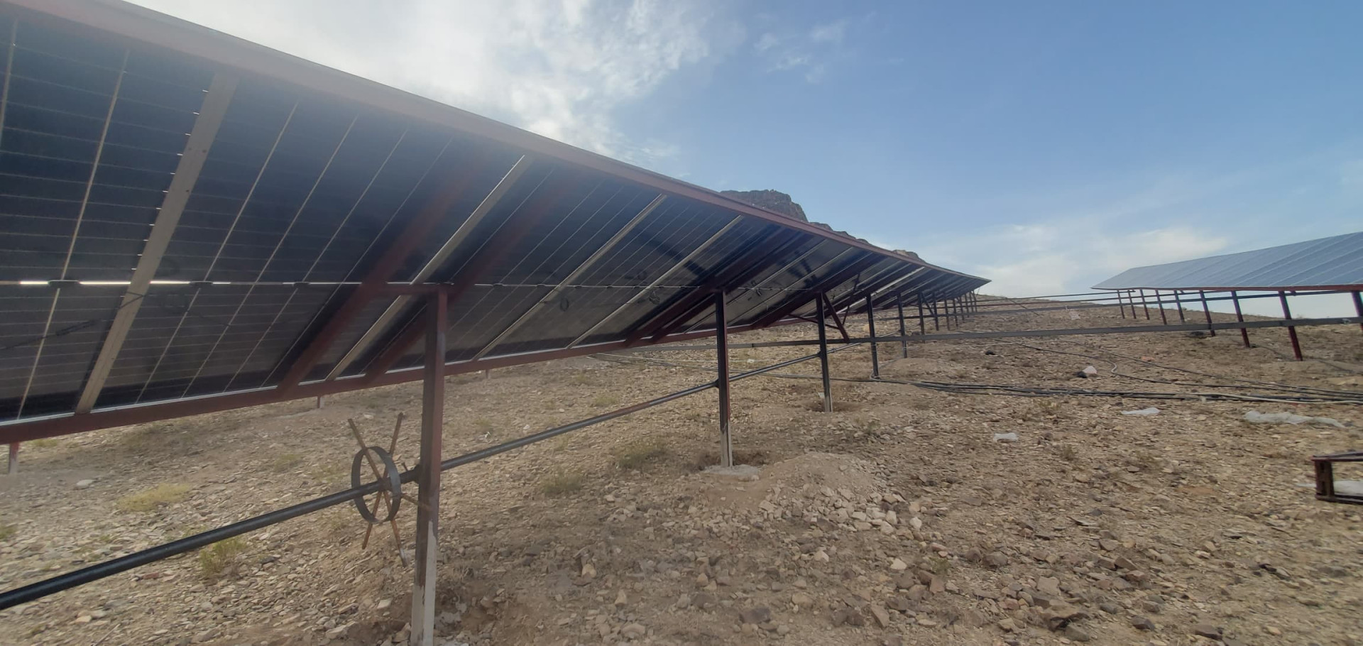 منظومة ضح 100KW مكونه من 157 لوح بقدرة 635W لكل لوح ومحرك بقدرة 75KW ومضخة 63W عمق البير 550M مديرية جهران - قرية الكولة - ذمار - اليمن
