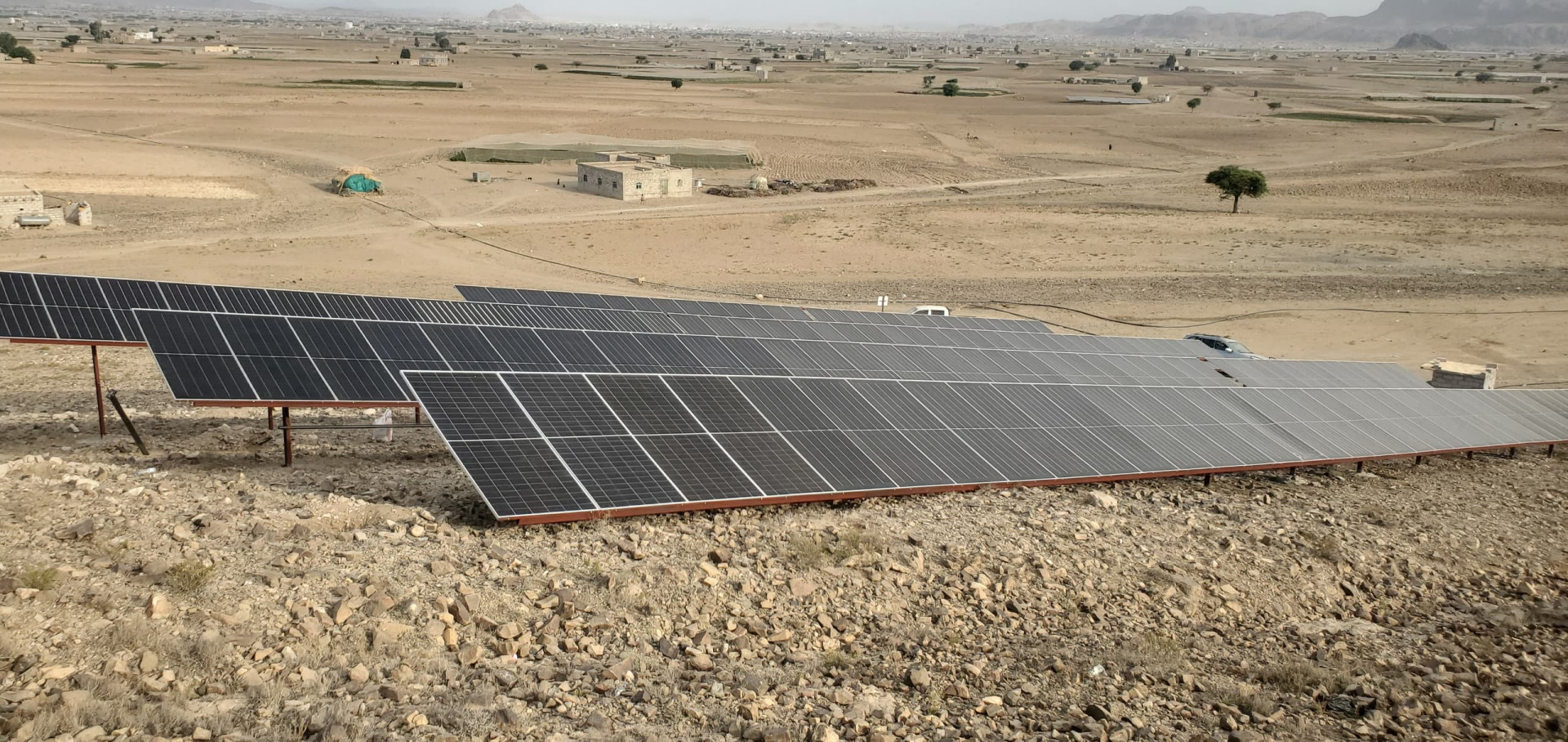 منظومة ضح 100KW مكونه من 157 لوح بقدرة 635W لكل لوح ومحرك بقدرة 75KW ومضخة 63W عمق البير 550M مديرية جهران - قرية الكولة - ذمار - اليمن