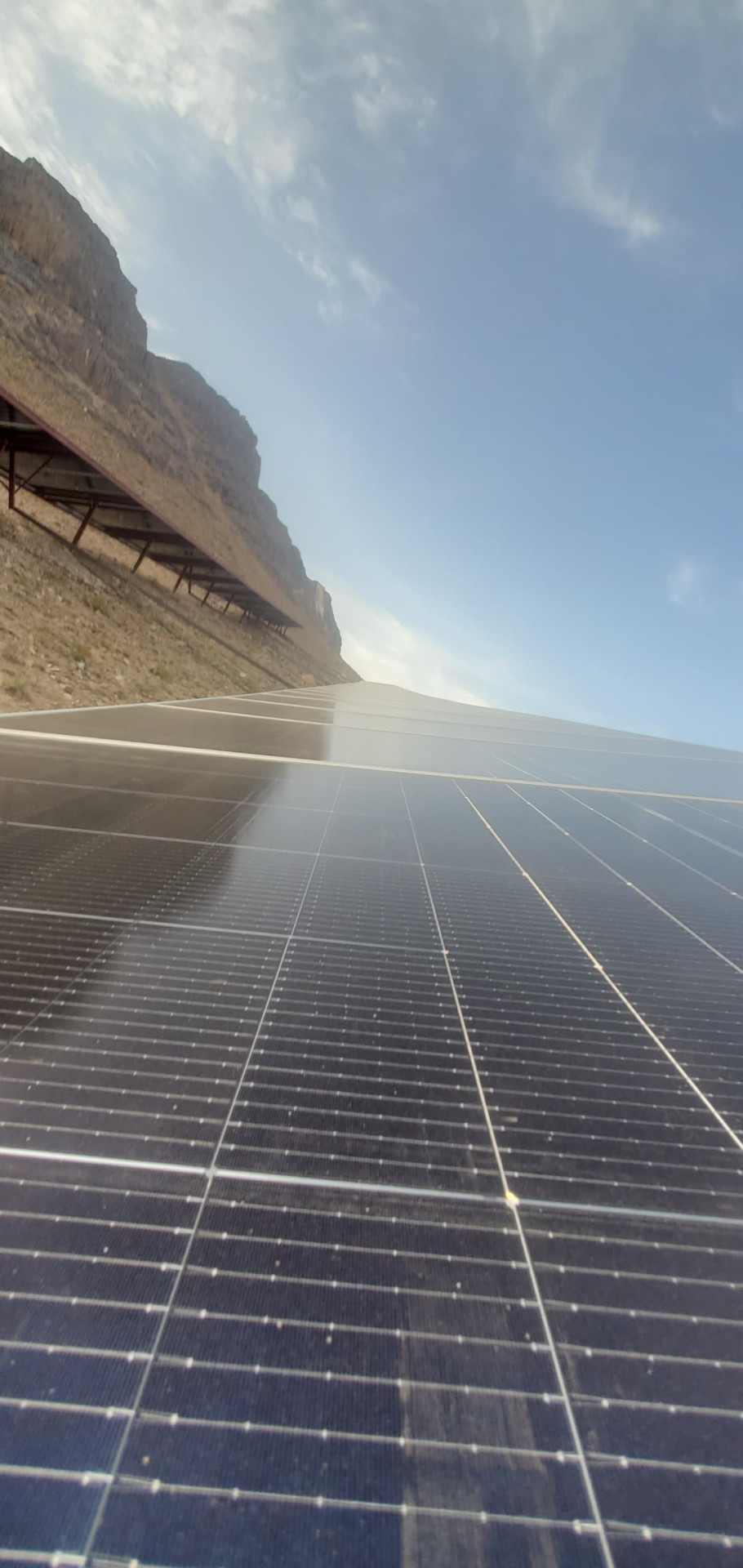 منظومة ضح 100KW مكونه من 157 لوح بقدرة 635W لكل لوح ومحرك بقدرة 75KW ومضخة 63W عمق البير 550M مديرية جهران - قرية الكولة - ذمار - اليمن
